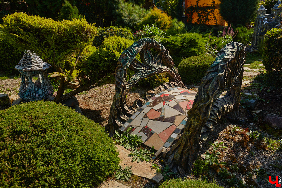 Чего только не       умеют человеческие руки! Подтверждение этому       — фантастический дом в       Юрьеве-Польском, который самостоятельно украсили мастерица Светлана Дракус и       ее       семья. Необычную постройку видно издалека, неудивительно, что она привлекает внимание как местных жителей, так и       туристов. «Ключ-Медиа» побывал в       сказочной крепости и       узнал у       хозяйки участка, откуда она черпает идеи и       как создает подобную красоту.