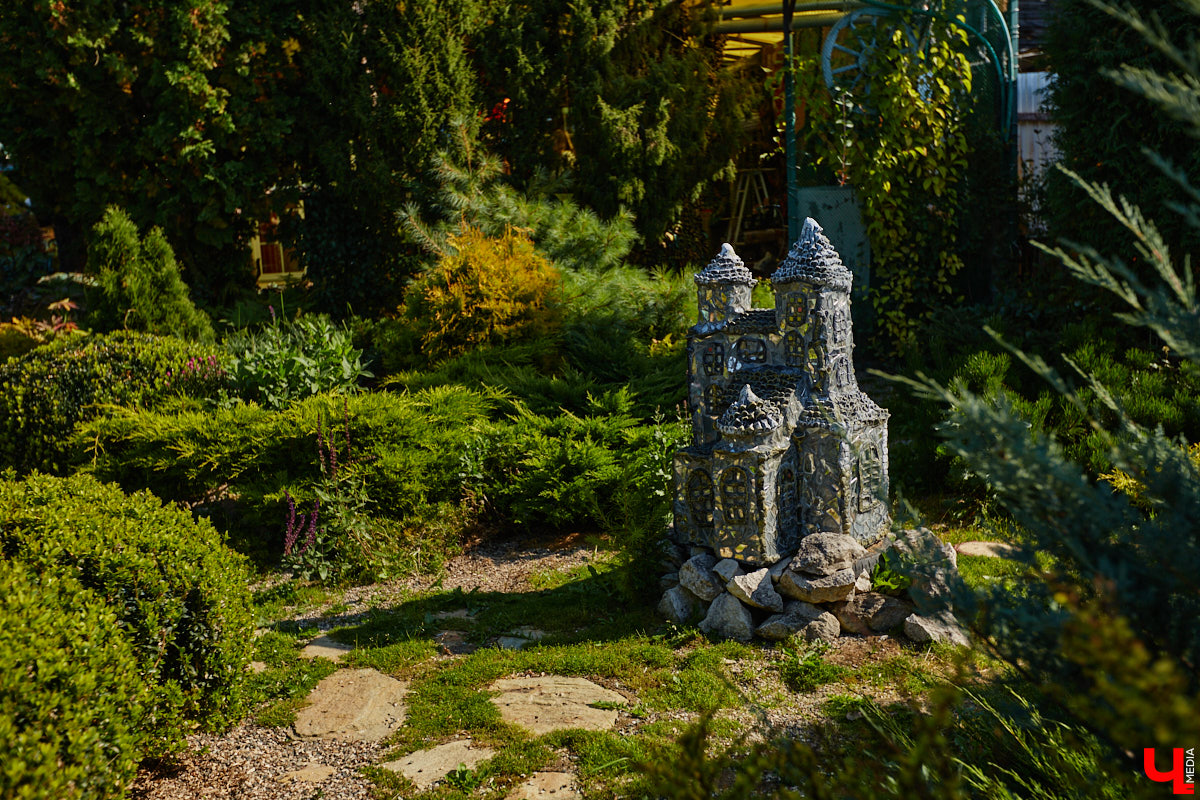 Чего только не       умеют человеческие руки! Подтверждение этому       — фантастический дом в       Юрьеве-Польском, который самостоятельно украсили мастерица Светлана Дракус и       ее       семья. Необычную постройку видно издалека, неудивительно, что она привлекает внимание как местных жителей, так и       туристов. «Ключ-Медиа» побывал в       сказочной крепости и       узнал у       хозяйки участка, откуда она черпает идеи и       как создает подобную красоту.