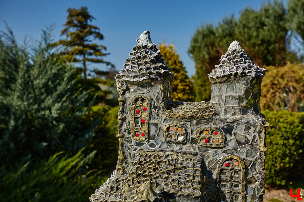 Чего только не       умеют человеческие руки! Подтверждение этому       — фантастический дом в       Юрьеве-Польском, который самостоятельно украсили мастерица Светлана Дракус и       ее       семья. Необычную постройку видно издалека, неудивительно, что она привлекает внимание как местных жителей, так и       туристов. «Ключ-Медиа» побывал в       сказочной крепости и       узнал у       хозяйки участка, откуда она черпает идеи и       как создает подобную красоту.