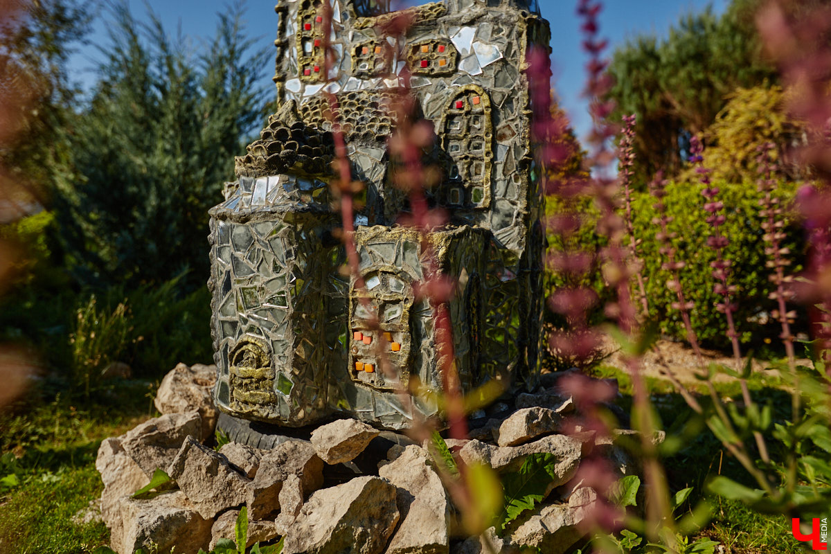 Чего только не       умеют человеческие руки! Подтверждение этому       — фантастический дом в       Юрьеве-Польском, который самостоятельно украсили мастерица Светлана Дракус и       ее       семья. Необычную постройку видно издалека, неудивительно, что она привлекает внимание как местных жителей, так и       туристов. «Ключ-Медиа» побывал в       сказочной крепости и       узнал у       хозяйки участка, откуда она черпает идеи и       как создает подобную красоту.