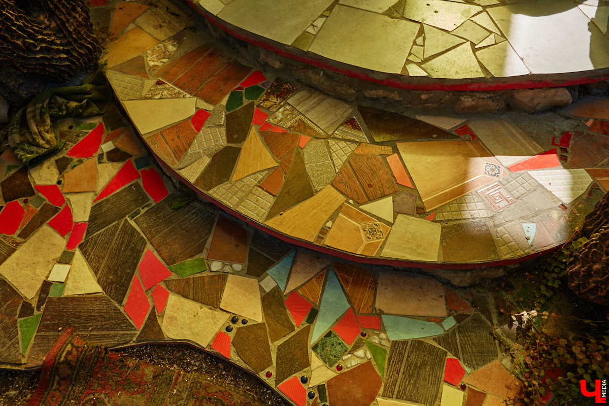 Чего только не       умеют человеческие руки! Подтверждение этому       — фантастический дом в       Юрьеве-Польском, который самостоятельно украсили мастерица Светлана Дракус и       ее       семья. Необычную постройку видно издалека, неудивительно, что она привлекает внимание как местных жителей, так и       туристов. «Ключ-Медиа» побывал в       сказочной крепости и       узнал у       хозяйки участка, откуда она черпает идеи и       как создает подобную красоту.