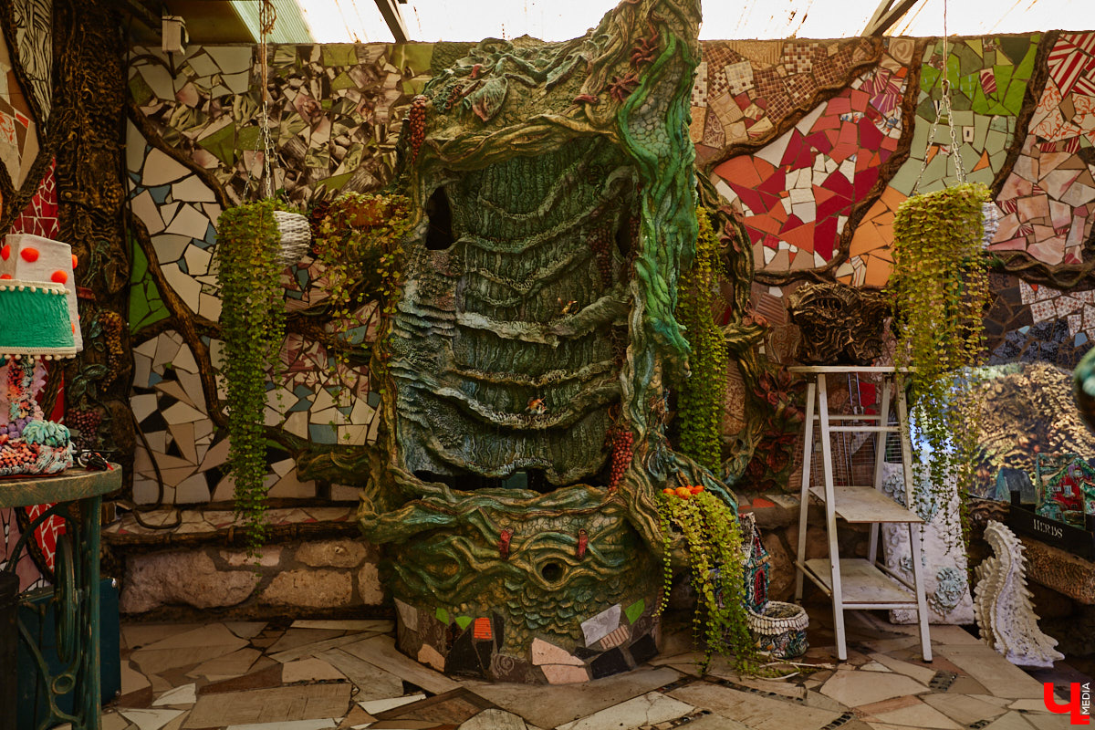 Чего только не       умеют человеческие руки! Подтверждение этому       — фантастический дом в       Юрьеве-Польском, который самостоятельно украсили мастерица Светлана Дракус и       ее       семья. Необычную постройку видно издалека, неудивительно, что она привлекает внимание как местных жителей, так и       туристов. «Ключ-Медиа» побывал в       сказочной крепости и       узнал у       хозяйки участка, откуда она черпает идеи и       как создает подобную красоту.