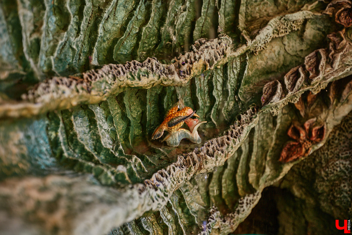 Чего только не       умеют человеческие руки! Подтверждение этому       — фантастический дом в       Юрьеве-Польском, который самостоятельно украсили мастерица Светлана Дракус и       ее       семья. Необычную постройку видно издалека, неудивительно, что она привлекает внимание как местных жителей, так и       туристов. «Ключ-Медиа» побывал в       сказочной крепости и       узнал у       хозяйки участка, откуда она черпает идеи и       как создает подобную красоту.