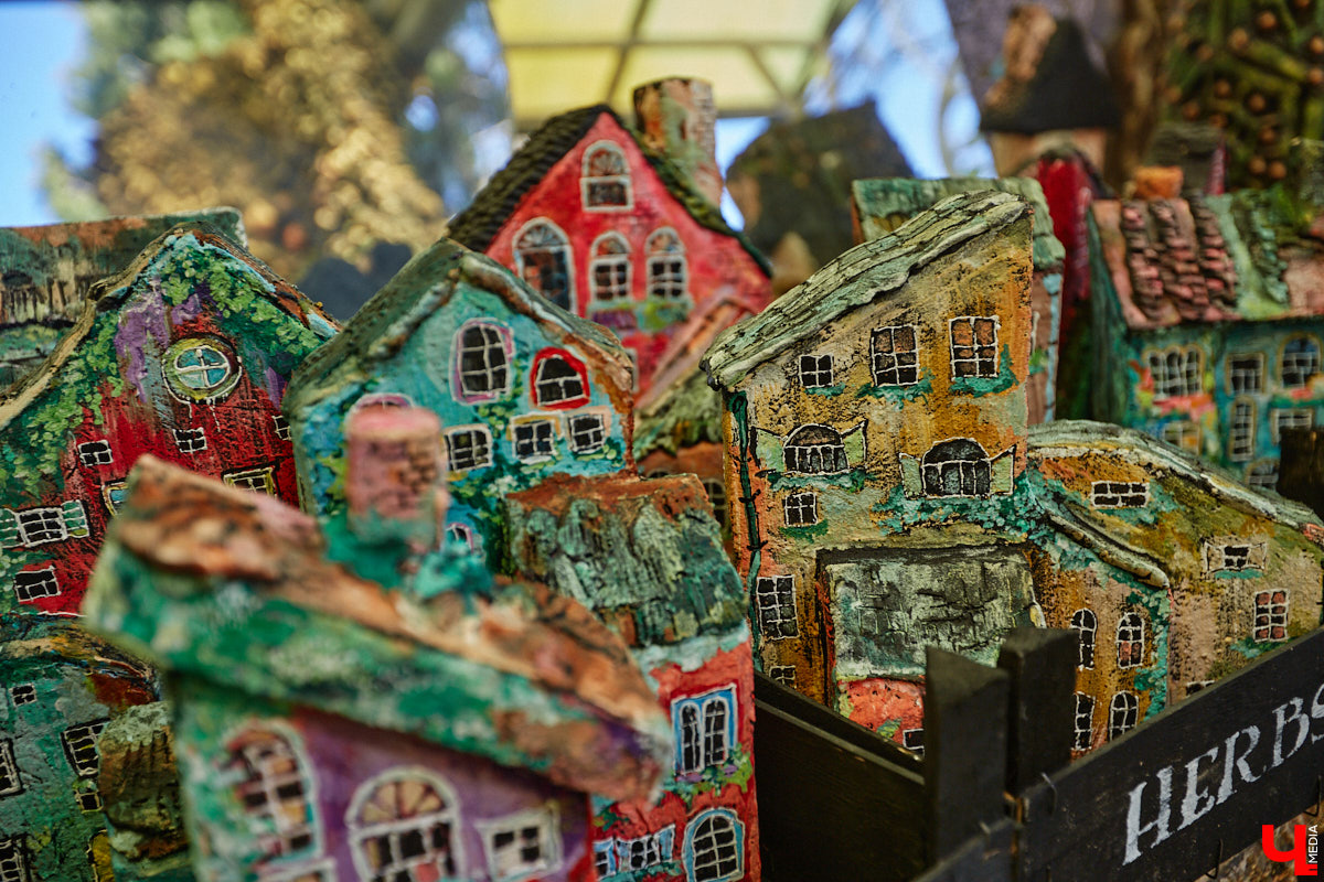 Чего только не       умеют человеческие руки! Подтверждение этому       — фантастический дом в       Юрьеве-Польском, который самостоятельно украсили мастерица Светлана Дракус и       ее       семья. Необычную постройку видно издалека, неудивительно, что она привлекает внимание как местных жителей, так и       туристов. «Ключ-Медиа» побывал в       сказочной крепости и       узнал у       хозяйки участка, откуда она черпает идеи и       как создает подобную красоту.