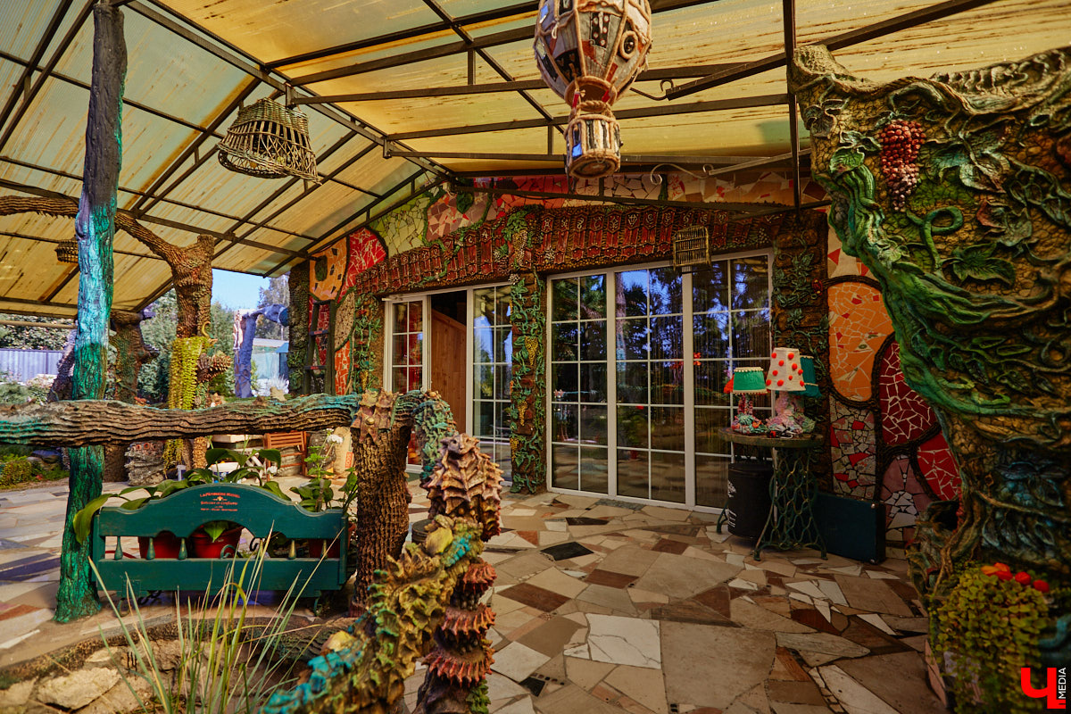 Чего только не       умеют человеческие руки! Подтверждение этому       — фантастический дом в       Юрьеве-Польском, который самостоятельно украсили мастерица Светлана Дракус и       ее       семья. Необычную постройку видно издалека, неудивительно, что она привлекает внимание как местных жителей, так и       туристов. «Ключ-Медиа» побывал в       сказочной крепости и       узнал у       хозяйки участка, откуда она черпает идеи и       как создает подобную красоту.