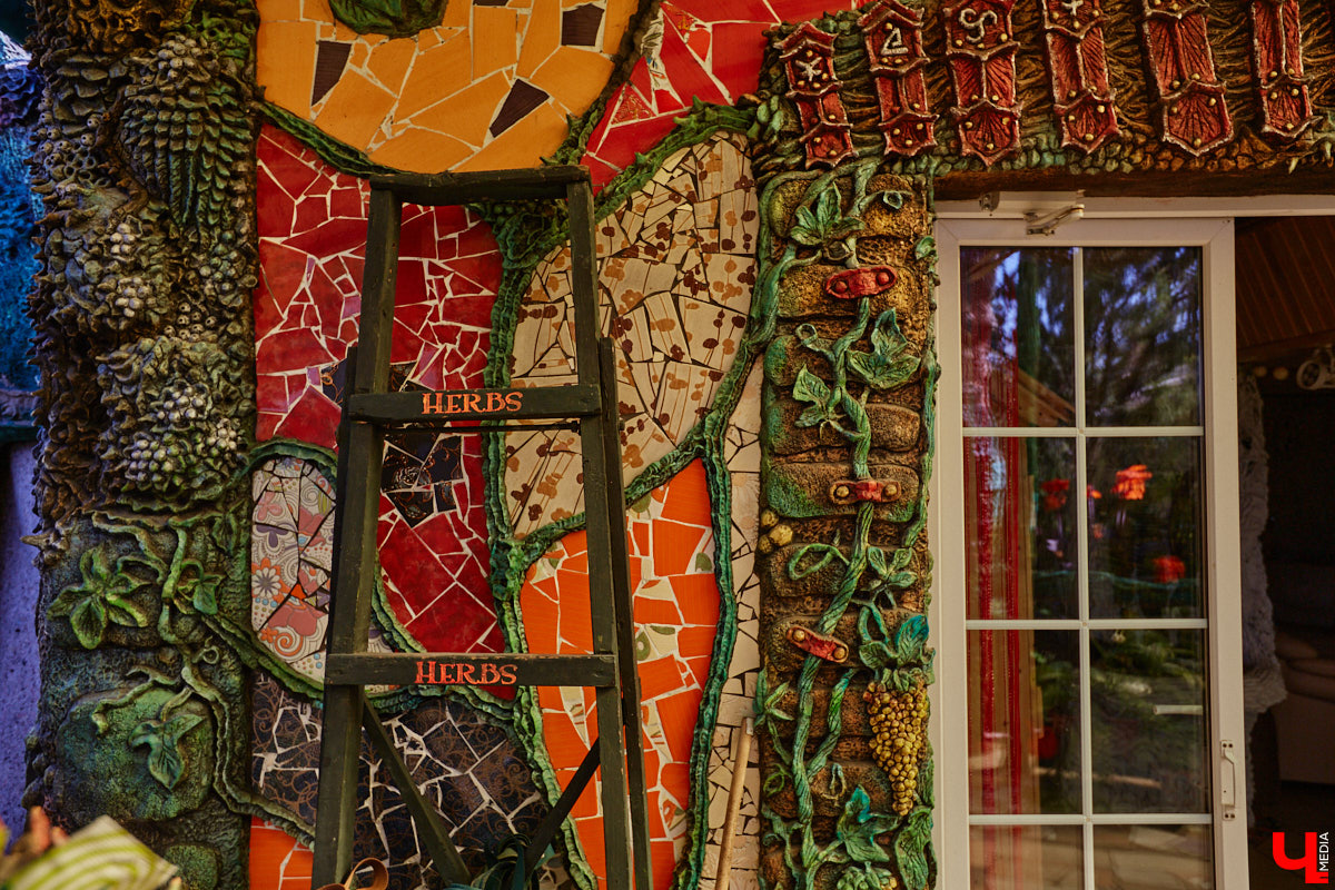 Чего только не       умеют человеческие руки! Подтверждение этому       — фантастический дом в       Юрьеве-Польском, который самостоятельно украсили мастерица Светлана Дракус и       ее       семья. Необычную постройку видно издалека, неудивительно, что она привлекает внимание как местных жителей, так и       туристов. «Ключ-Медиа» побывал в       сказочной крепости и       узнал у       хозяйки участка, откуда она черпает идеи и       как создает подобную красоту.