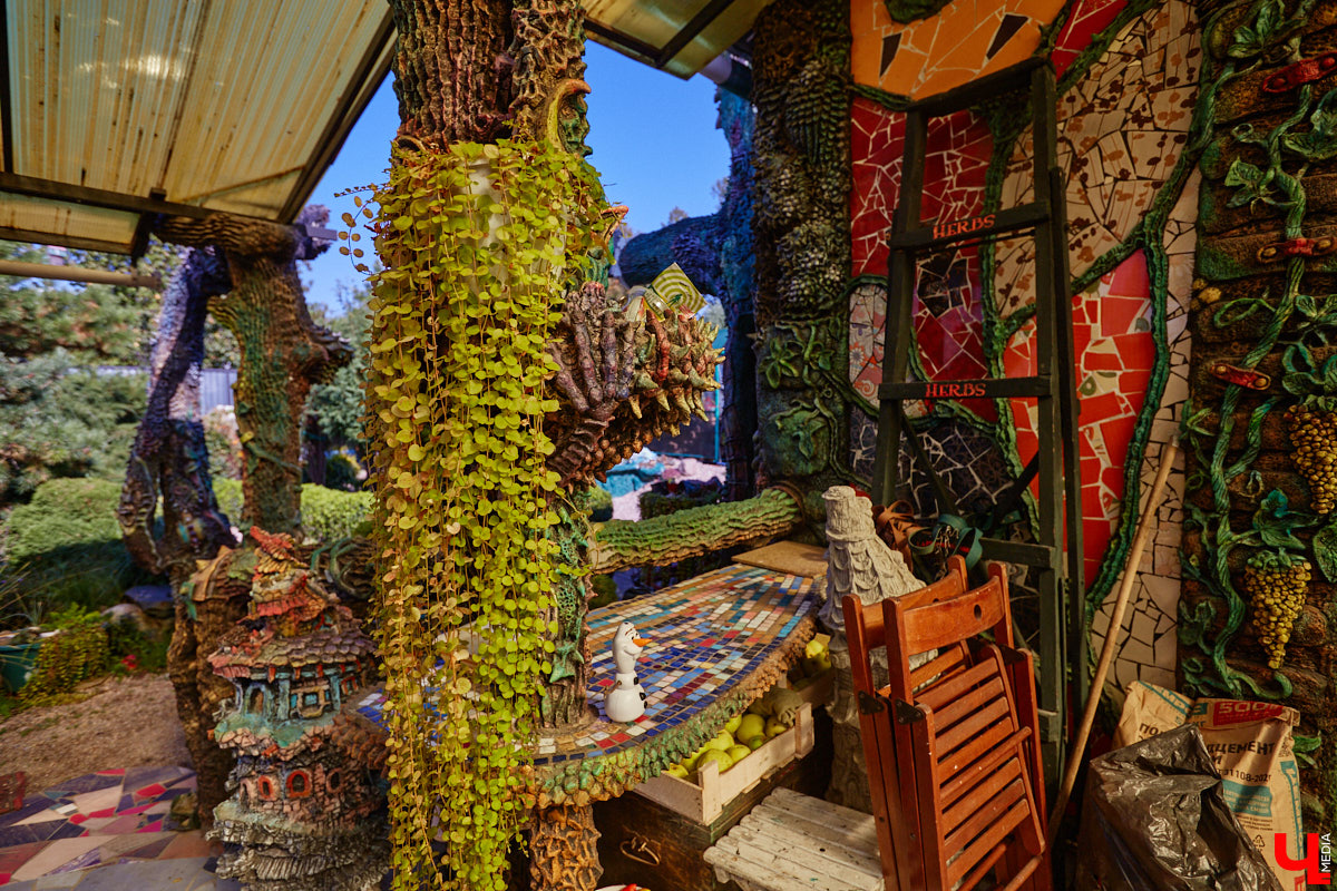 Чего только не       умеют человеческие руки! Подтверждение этому       — фантастический дом в       Юрьеве-Польском, который самостоятельно украсили мастерица Светлана Дракус и       ее       семья. Необычную постройку видно издалека, неудивительно, что она привлекает внимание как местных жителей, так и       туристов. «Ключ-Медиа» побывал в       сказочной крепости и       узнал у       хозяйки участка, откуда она черпает идеи и       как создает подобную красоту.