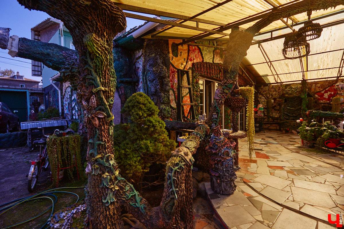 Чего только не       умеют человеческие руки! Подтверждение этому       — фантастический дом в       Юрьеве-Польском, который самостоятельно украсили мастерица Светлана Дракус и       ее       семья. Необычную постройку видно издалека, неудивительно, что она привлекает внимание как местных жителей, так и       туристов. «Ключ-Медиа» побывал в       сказочной крепости и       узнал у       хозяйки участка, откуда она черпает идеи и       как создает подобную красоту.