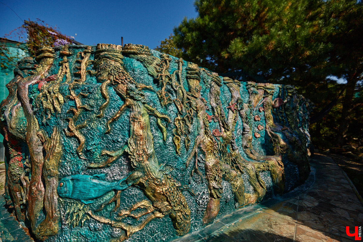 Чего только не       умеют человеческие руки! Подтверждение этому       — фантастический дом в       Юрьеве-Польском, который самостоятельно украсили мастерица Светлана Дракус и       ее       семья. Необычную постройку видно издалека, неудивительно, что она привлекает внимание как местных жителей, так и       туристов. «Ключ-Медиа» побывал в       сказочной крепости и       узнал у       хозяйки участка, откуда она черпает идеи и       как создает подобную красоту.