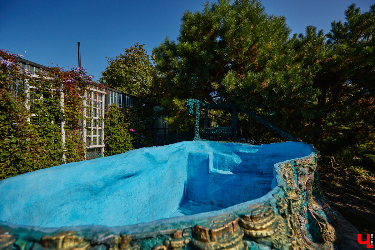 Чего только не       умеют человеческие руки! Подтверждение этому       — фантастический дом в       Юрьеве-Польском, который самостоятельно украсили мастерица Светлана Дракус и       ее       семья. Необычную постройку видно издалека, неудивительно, что она привлекает внимание как местных жителей, так и       туристов. «Ключ-Медиа» побывал в       сказочной крепости и       узнал у       хозяйки участка, откуда она черпает идеи и       как создает подобную красоту.