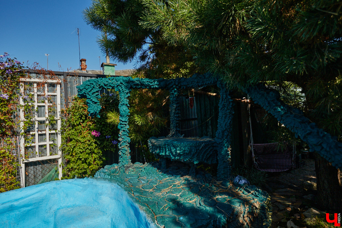 Чего только не       умеют человеческие руки! Подтверждение этому       — фантастический дом в       Юрьеве-Польском, который самостоятельно украсили мастерица Светлана Дракус и       ее       семья. Необычную постройку видно издалека, неудивительно, что она привлекает внимание как местных жителей, так и       туристов. «Ключ-Медиа» побывал в       сказочной крепости и       узнал у       хозяйки участка, откуда она черпает идеи и       как создает подобную красоту.