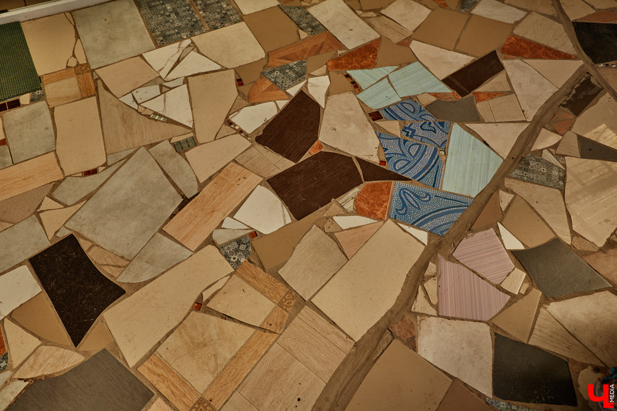 Чего только не       умеют человеческие руки! Подтверждение этому       — фантастический дом в       Юрьеве-Польском, который самостоятельно украсили мастерица Светлана Дракус и       ее       семья. Необычную постройку видно издалека, неудивительно, что она привлекает внимание как местных жителей, так и       туристов. «Ключ-Медиа» побывал в       сказочной крепости и       узнал у       хозяйки участка, откуда она черпает идеи и       как создает подобную красоту.