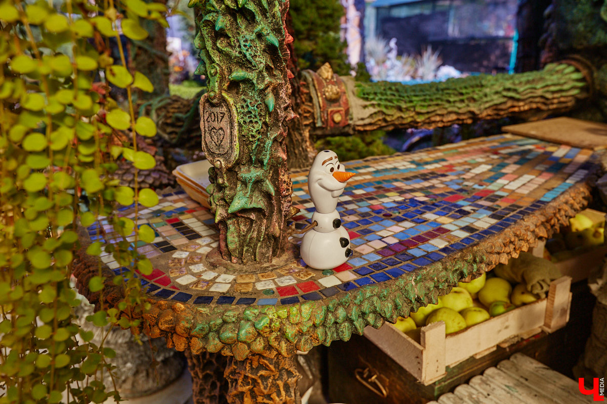 Чего только не       умеют человеческие руки! Подтверждение этому       — фантастический дом в       Юрьеве-Польском, который самостоятельно украсили мастерица Светлана Дракус и       ее       семья. Необычную постройку видно издалека, неудивительно, что она привлекает внимание как местных жителей, так и       туристов. «Ключ-Медиа» побывал в       сказочной крепости и       узнал у       хозяйки участка, откуда она черпает идеи и       как создает подобную красоту.