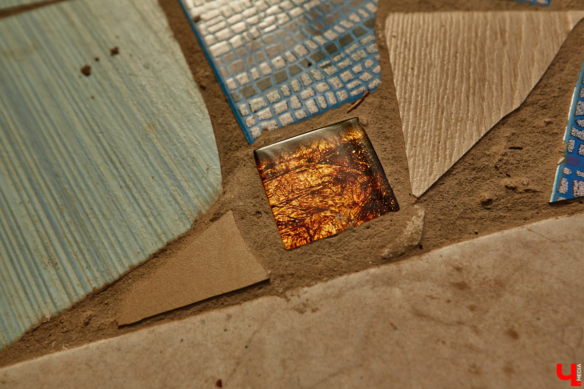 Чего только не       умеют человеческие руки! Подтверждение этому       — фантастический дом в       Юрьеве-Польском, который самостоятельно украсили мастерица Светлана Дракус и       ее       семья. Необычную постройку видно издалека, неудивительно, что она привлекает внимание как местных жителей, так и       туристов. «Ключ-Медиа» побывал в       сказочной крепости и       узнал у       хозяйки участка, откуда она черпает идеи и       как создает подобную красоту.