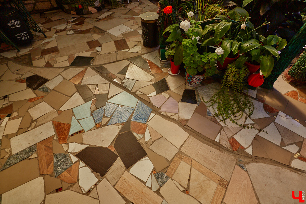 Чего только не       умеют человеческие руки! Подтверждение этому       — фантастический дом в       Юрьеве-Польском, который самостоятельно украсили мастерица Светлана Дракус и       ее       семья. Необычную постройку видно издалека, неудивительно, что она привлекает внимание как местных жителей, так и       туристов. «Ключ-Медиа» побывал в       сказочной крепости и       узнал у       хозяйки участка, откуда она черпает идеи и       как создает подобную красоту.