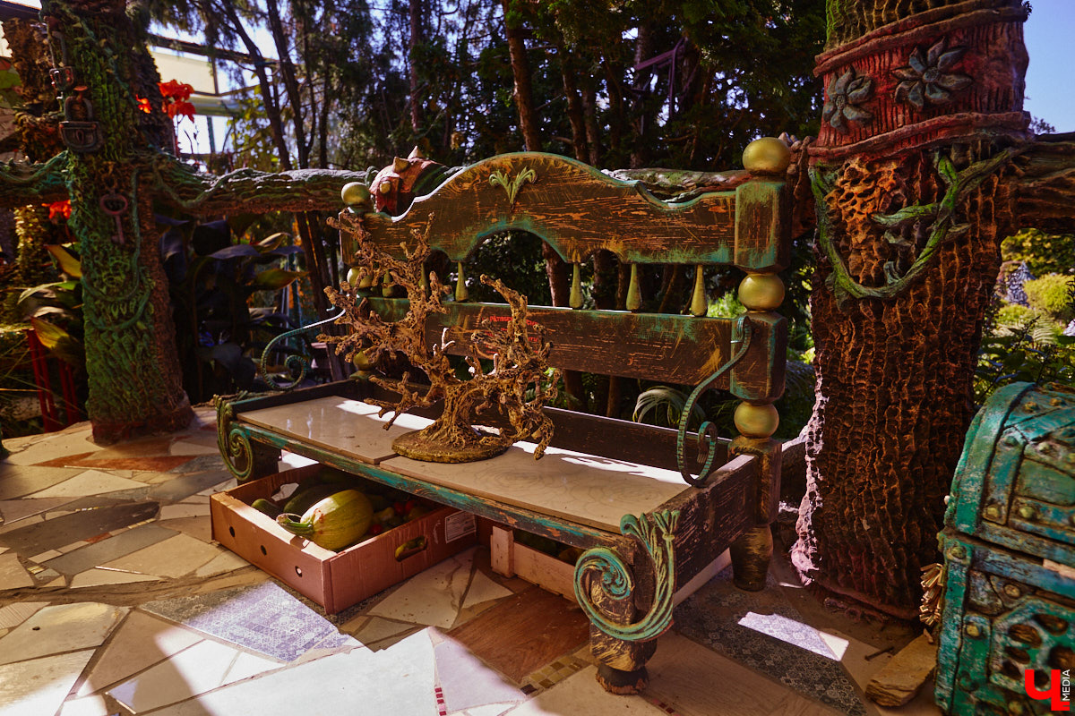 Чего только не       умеют человеческие руки! Подтверждение этому       — фантастический дом в       Юрьеве-Польском, который самостоятельно украсили мастерица Светлана Дракус и       ее       семья. Необычную постройку видно издалека, неудивительно, что она привлекает внимание как местных жителей, так и       туристов. «Ключ-Медиа» побывал в       сказочной крепости и       узнал у       хозяйки участка, откуда она черпает идеи и       как создает подобную красоту.