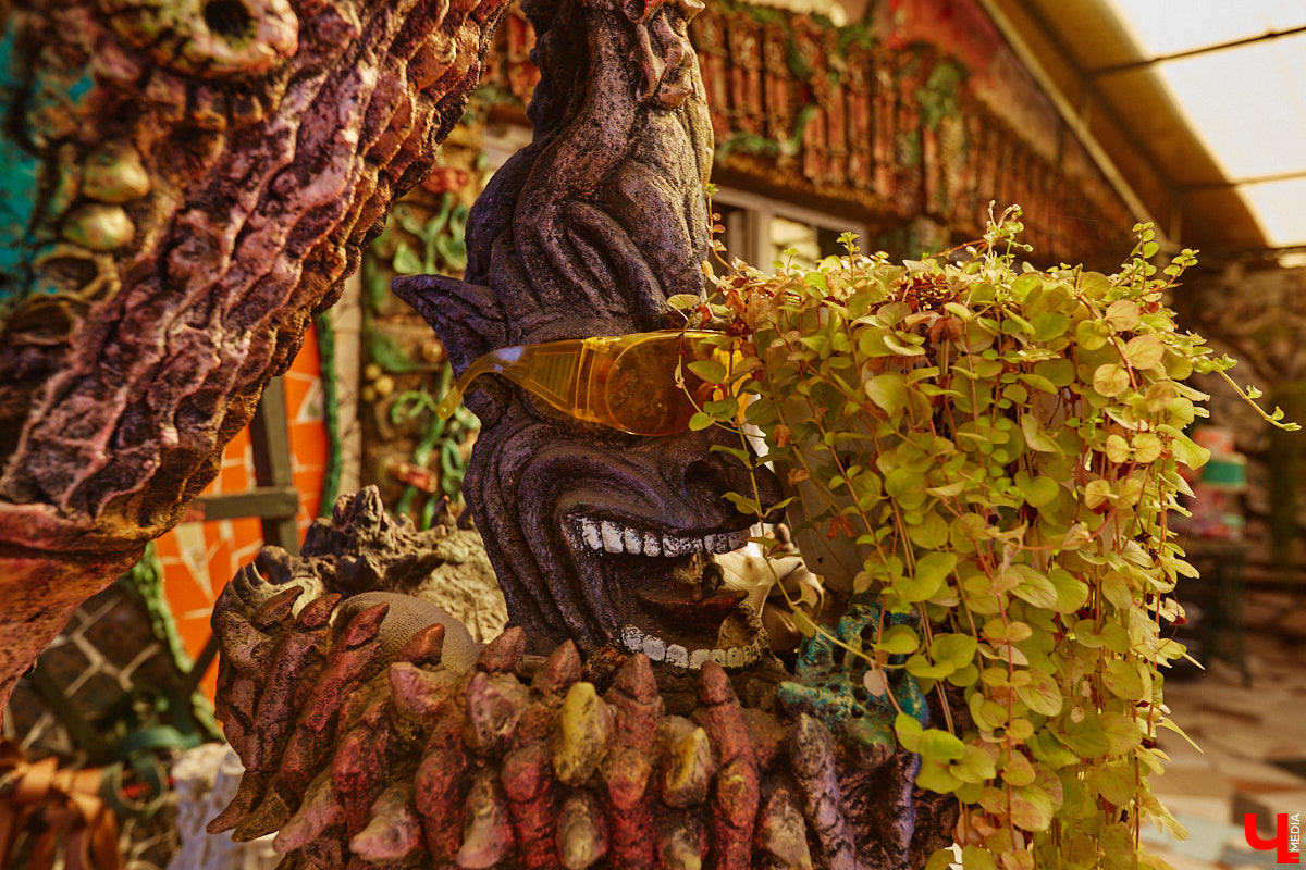 Чего только не       умеют человеческие руки! Подтверждение этому       — фантастический дом в       Юрьеве-Польском, который самостоятельно украсили мастерица Светлана Дракус и       ее       семья. Необычную постройку видно издалека, неудивительно, что она привлекает внимание как местных жителей, так и       туристов. «Ключ-Медиа» побывал в       сказочной крепости и       узнал у       хозяйки участка, откуда она черпает идеи и       как создает подобную красоту.