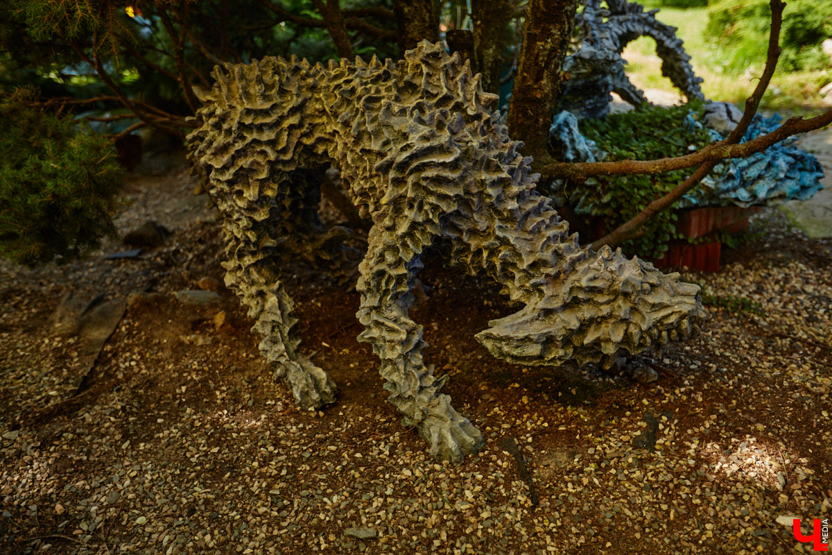 Чего только не       умеют человеческие руки! Подтверждение этому       — фантастический дом в       Юрьеве-Польском, который самостоятельно украсили мастерица Светлана Дракус и       ее       семья. Необычную постройку видно издалека, неудивительно, что она привлекает внимание как местных жителей, так и       туристов. «Ключ-Медиа» побывал в       сказочной крепости и       узнал у       хозяйки участка, откуда она черпает идеи и       как создает подобную красоту.