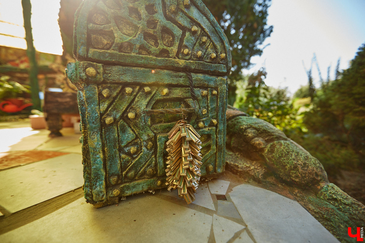 Чего только не       умеют человеческие руки! Подтверждение этому       — фантастический дом в       Юрьеве-Польском, который самостоятельно украсили мастерица Светлана Дракус и       ее       семья. Необычную постройку видно издалека, неудивительно, что она привлекает внимание как местных жителей, так и       туристов. «Ключ-Медиа» побывал в       сказочной крепости и       узнал у       хозяйки участка, откуда она черпает идеи и       как создает подобную красоту.