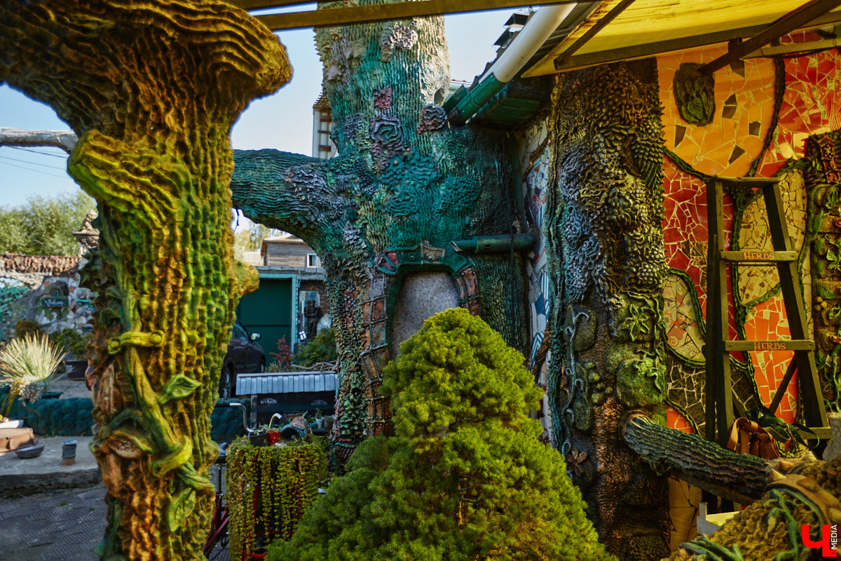 Чего только не       умеют человеческие руки! Подтверждение этому       — фантастический дом в       Юрьеве-Польском, который самостоятельно украсили мастерица Светлана Дракус и       ее       семья. Необычную постройку видно издалека, неудивительно, что она привлекает внимание как местных жителей, так и       туристов. «Ключ-Медиа» побывал в       сказочной крепости и       узнал у       хозяйки участка, откуда она черпает идеи и       как создает подобную красоту.