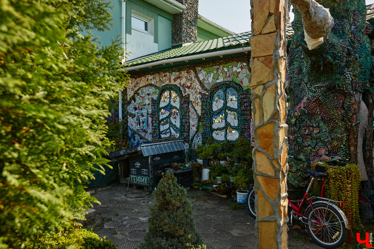 Чего только не       умеют человеческие руки! Подтверждение этому       — фантастический дом в       Юрьеве-Польском, который самостоятельно украсили мастерица Светлана Дракус и       ее       семья. Необычную постройку видно издалека, неудивительно, что она привлекает внимание как местных жителей, так и       туристов. «Ключ-Медиа» побывал в       сказочной крепости и       узнал у       хозяйки участка, откуда она черпает идеи и       как создает подобную красоту.