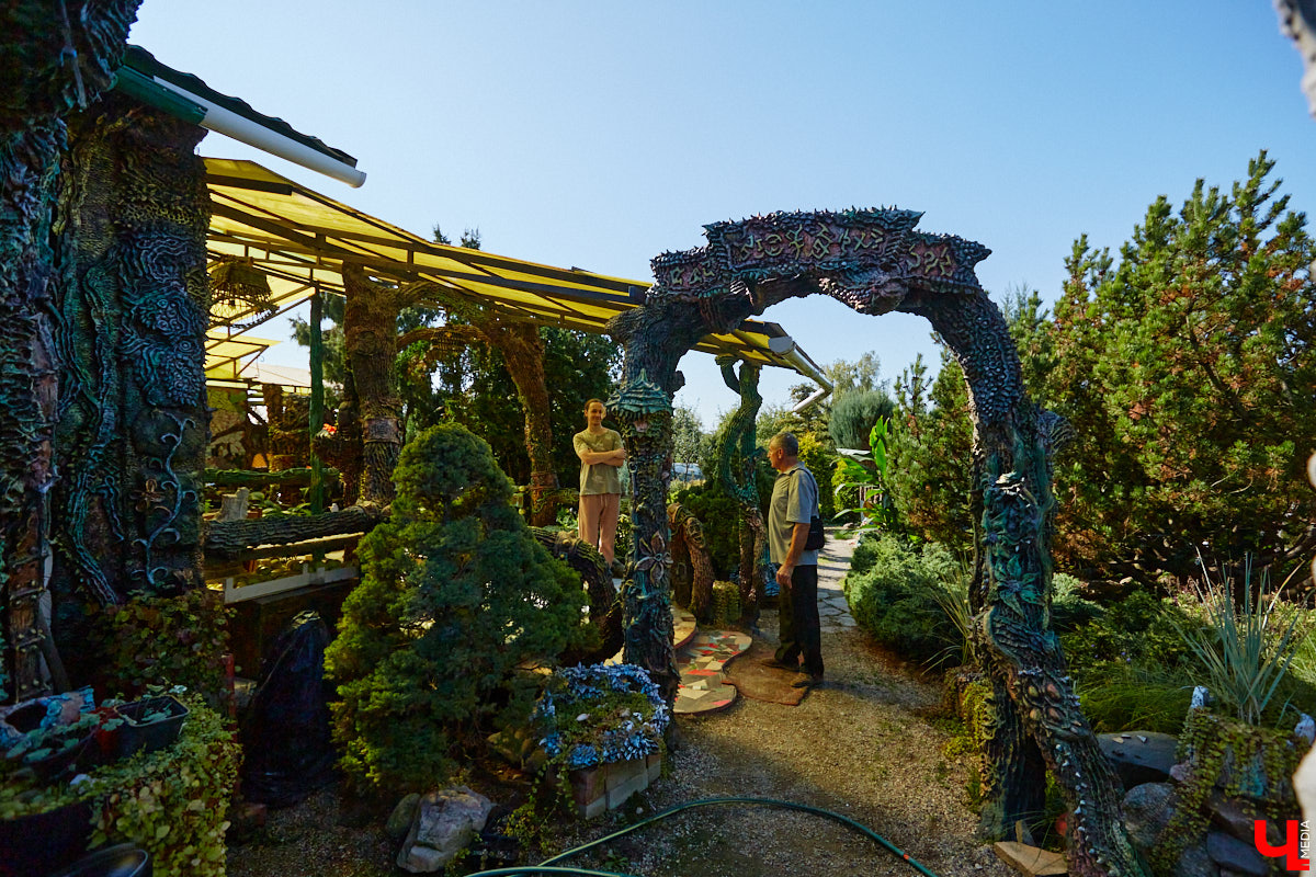 Чего только не       умеют человеческие руки! Подтверждение этому       — фантастический дом в       Юрьеве-Польском, который самостоятельно украсили мастерица Светлана Дракус и       ее       семья. Необычную постройку видно издалека, неудивительно, что она привлекает внимание как местных жителей, так и       туристов. «Ключ-Медиа» побывал в       сказочной крепости и       узнал у       хозяйки участка, откуда она черпает идеи и       как создает подобную красоту.