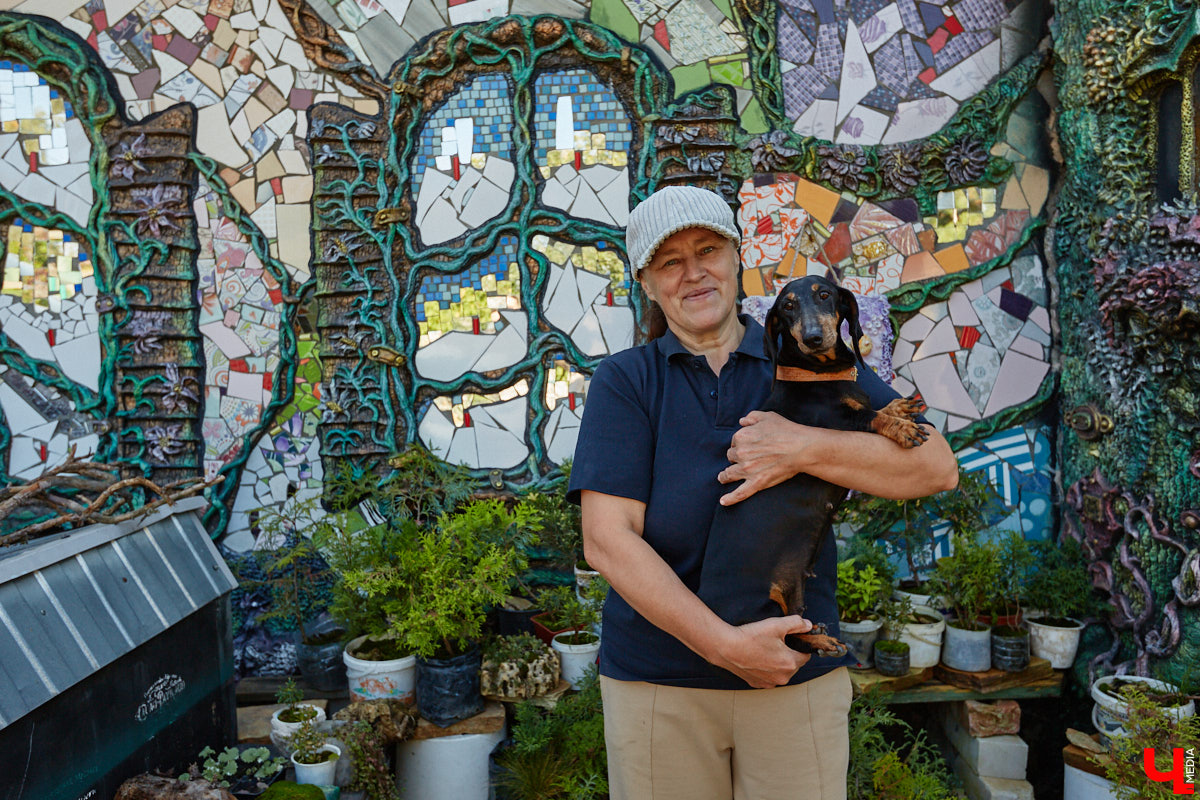 Чего только не       умеют человеческие руки! Подтверждение этому       — фантастический дом в       Юрьеве-Польском, который самостоятельно украсили мастерица Светлана Дракус и       ее       семья. Необычную постройку видно издалека, неудивительно, что она привлекает внимание как местных жителей, так и       туристов. «Ключ-Медиа» побывал в       сказочной крепости и       узнал у       хозяйки участка, откуда она черпает идеи и       как создает подобную красоту.