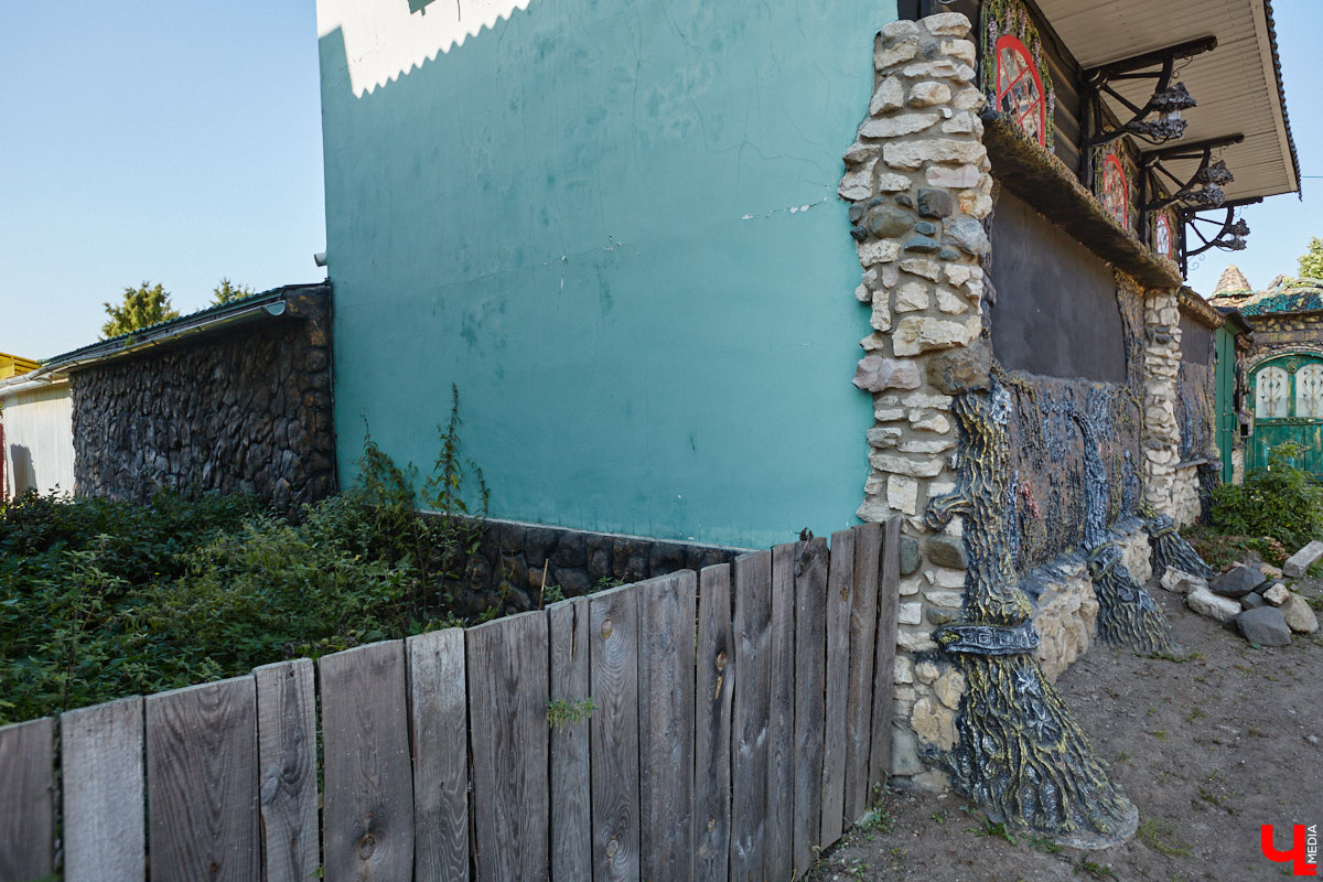 Чего только не       умеют человеческие руки! Подтверждение этому       — фантастический дом в       Юрьеве-Польском, который самостоятельно украсили мастерица Светлана Дракус и       ее       семья. Необычную постройку видно издалека, неудивительно, что она привлекает внимание как местных жителей, так и       туристов. «Ключ-Медиа» побывал в       сказочной крепости и       узнал у       хозяйки участка, откуда она черпает идеи и       как создает подобную красоту.