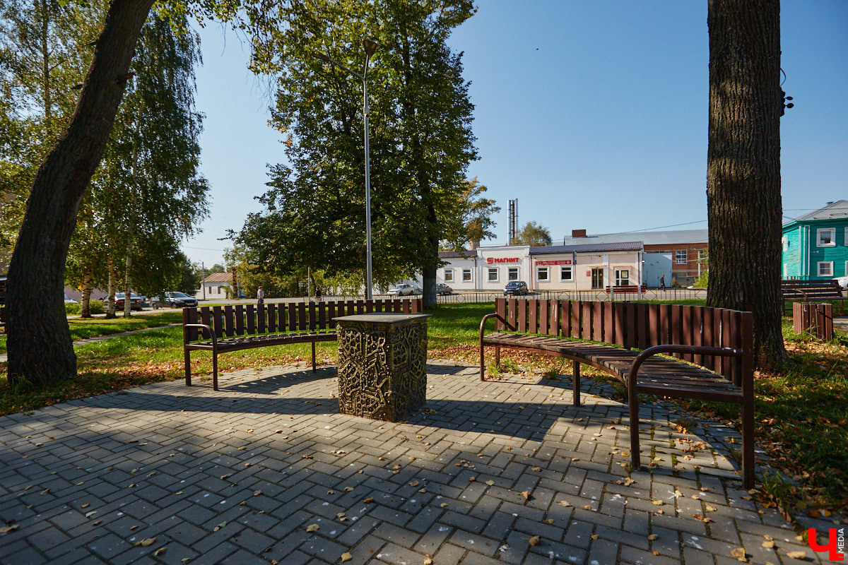 Чего только не       умеют человеческие руки! Подтверждение этому       — фантастический дом в       Юрьеве-Польском, который самостоятельно украсили мастерица Светлана Дракус и       ее       семья. Необычную постройку видно издалека, неудивительно, что она привлекает внимание как местных жителей, так и       туристов. «Ключ-Медиа» побывал в       сказочной крепости и       узнал у       хозяйки участка, откуда она черпает идеи и       как создает подобную красоту.