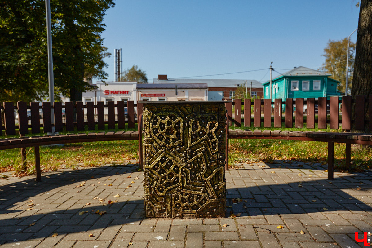 Чего только не       умеют человеческие руки! Подтверждение этому       — фантастический дом в       Юрьеве-Польском, который самостоятельно украсили мастерица Светлана Дракус и       ее       семья. Необычную постройку видно издалека, неудивительно, что она привлекает внимание как местных жителей, так и       туристов. «Ключ-Медиа» побывал в       сказочной крепости и       узнал у       хозяйки участка, откуда она черпает идеи и       как создает подобную красоту.