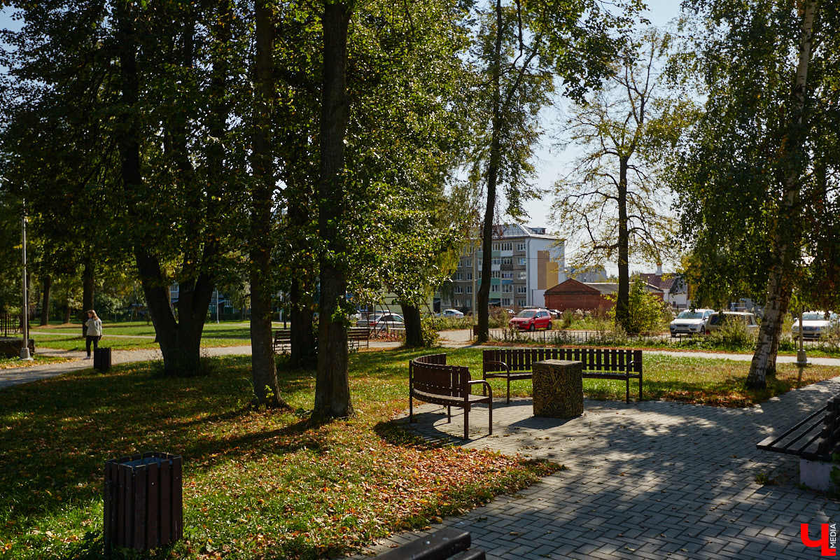 Чего только не       умеют человеческие руки! Подтверждение этому       — фантастический дом в       Юрьеве-Польском, который самостоятельно украсили мастерица Светлана Дракус и       ее       семья. Необычную постройку видно издалека, неудивительно, что она привлекает внимание как местных жителей, так и       туристов. «Ключ-Медиа» побывал в       сказочной крепости и       узнал у       хозяйки участка, откуда она черпает идеи и       как создает подобную красоту.