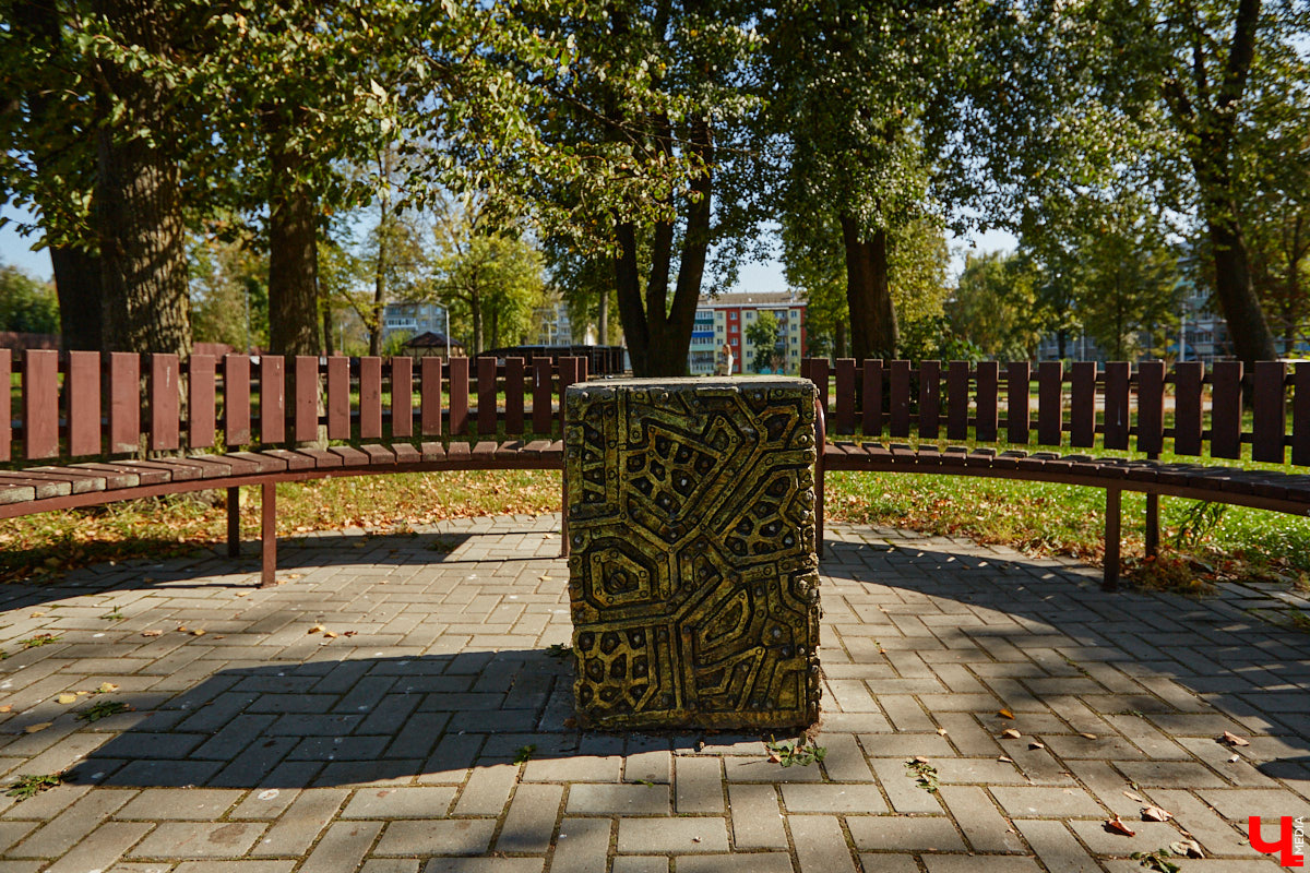 Чего только не       умеют человеческие руки! Подтверждение этому       — фантастический дом в       Юрьеве-Польском, который самостоятельно украсили мастерица Светлана Дракус и       ее       семья. Необычную постройку видно издалека, неудивительно, что она привлекает внимание как местных жителей, так и       туристов. «Ключ-Медиа» побывал в       сказочной крепости и       узнал у       хозяйки участка, откуда она черпает идеи и       как создает подобную красоту.