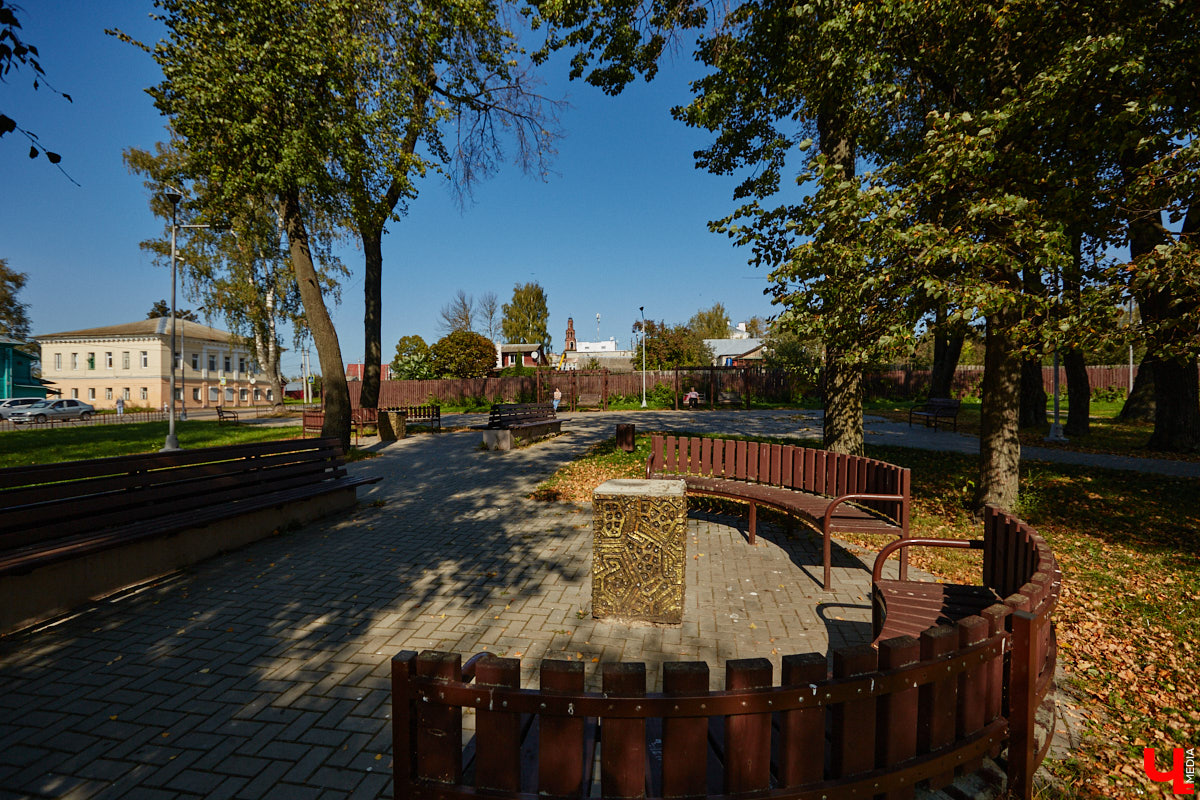 Чего только не       умеют человеческие руки! Подтверждение этому       — фантастический дом в       Юрьеве-Польском, который самостоятельно украсили мастерица Светлана Дракус и       ее       семья. Необычную постройку видно издалека, неудивительно, что она привлекает внимание как местных жителей, так и       туристов. «Ключ-Медиа» побывал в       сказочной крепости и       узнал у       хозяйки участка, откуда она черпает идеи и       как создает подобную красоту.