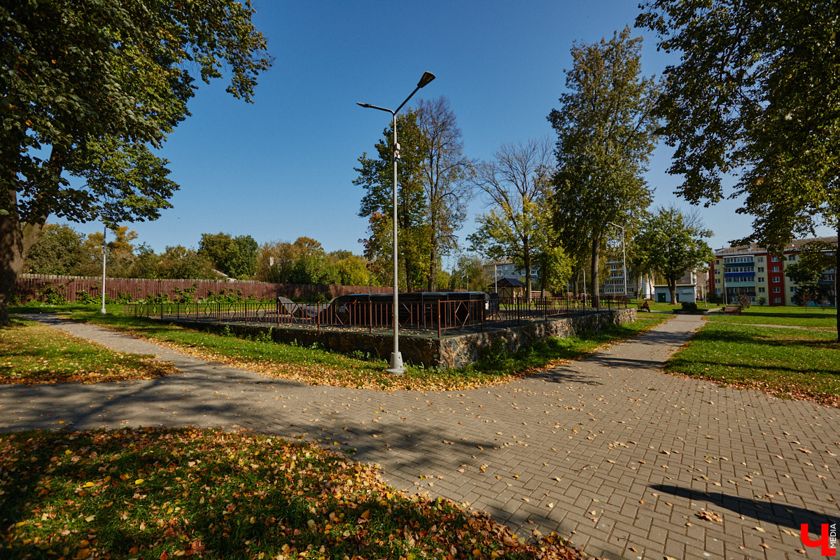 Чего только не       умеют человеческие руки! Подтверждение этому       — фантастический дом в       Юрьеве-Польском, который самостоятельно украсили мастерица Светлана Дракус и       ее       семья. Необычную постройку видно издалека, неудивительно, что она привлекает внимание как местных жителей, так и       туристов. «Ключ-Медиа» побывал в       сказочной крепости и       узнал у       хозяйки участка, откуда она черпает идеи и       как создает подобную красоту.
