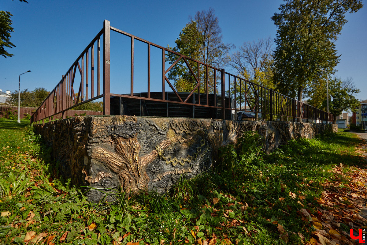 Чего только не       умеют человеческие руки! Подтверждение этому       — фантастический дом в       Юрьеве-Польском, который самостоятельно украсили мастерица Светлана Дракус и       ее       семья. Необычную постройку видно издалека, неудивительно, что она привлекает внимание как местных жителей, так и       туристов. «Ключ-Медиа» побывал в       сказочной крепости и       узнал у       хозяйки участка, откуда она черпает идеи и       как создает подобную красоту.