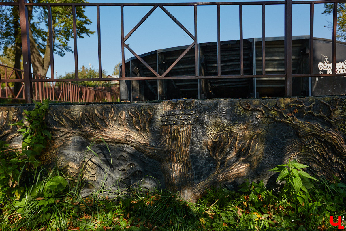 Чего только не       умеют человеческие руки! Подтверждение этому       — фантастический дом в       Юрьеве-Польском, который самостоятельно украсили мастерица Светлана Дракус и       ее       семья. Необычную постройку видно издалека, неудивительно, что она привлекает внимание как местных жителей, так и       туристов. «Ключ-Медиа» побывал в       сказочной крепости и       узнал у       хозяйки участка, откуда она черпает идеи и       как создает подобную красоту.