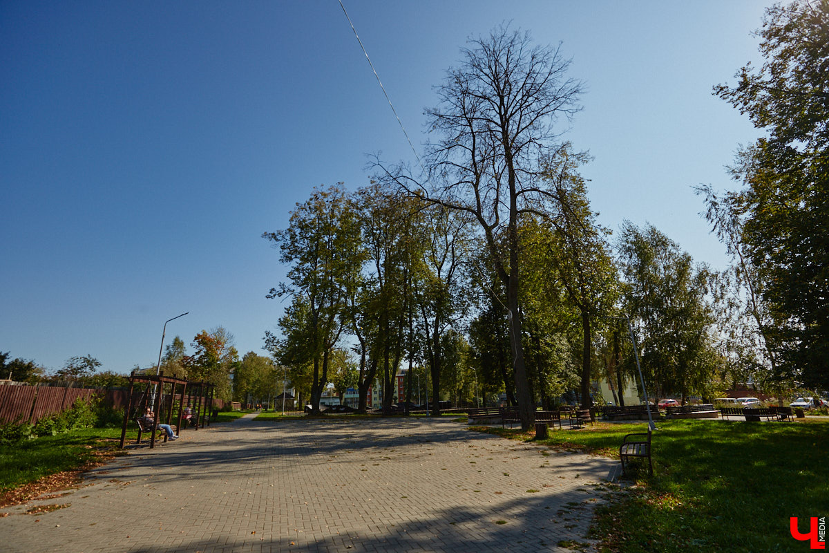 Чего только не       умеют человеческие руки! Подтверждение этому       — фантастический дом в       Юрьеве-Польском, который самостоятельно украсили мастерица Светлана Дракус и       ее       семья. Необычную постройку видно издалека, неудивительно, что она привлекает внимание как местных жителей, так и       туристов. «Ключ-Медиа» побывал в       сказочной крепости и       узнал у       хозяйки участка, откуда она черпает идеи и       как создает подобную красоту.