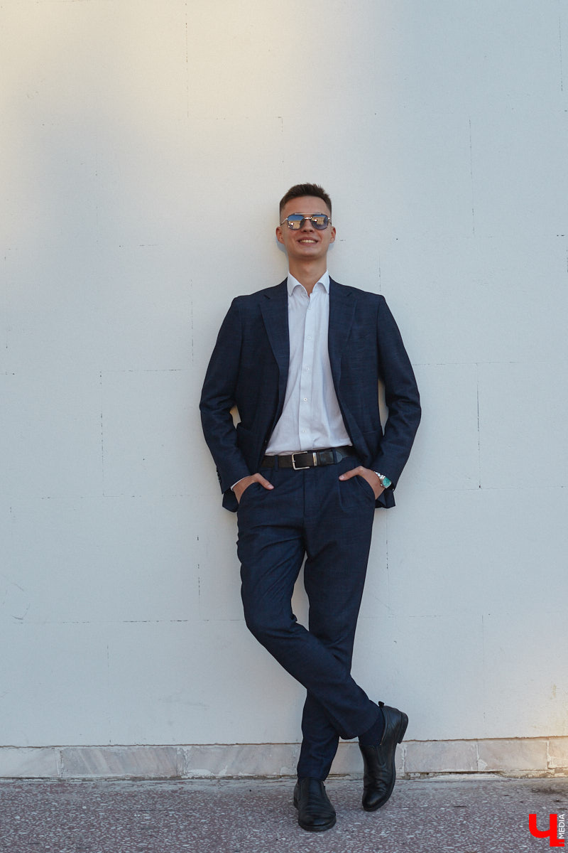 Многие слышали их голоса и даже подпевали ребятам, но не все знают, как вне сцены выглядят участники «Хора русской песни» Владимирского областного музыкального колледжа имени А. П. Бородина. А между тем победители популярного проекта на телеканале «Россия» достойны внимания. И рассказать о каждом можно немало. Они молодые, талантливые и красивые. Как герой нашей рубрики «Свой стиль» Семен Коньков.