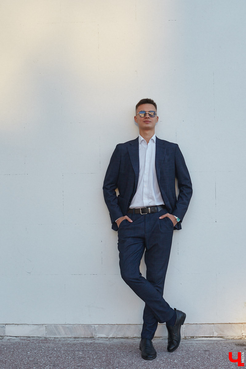 Многие слышали их голоса и даже подпевали ребятам, но не все знают, как вне сцены выглядят участники «Хора русской песни» Владимирского областного музыкального колледжа имени А. П. Бородина. А между тем победители популярного проекта на телеканале «Россия» достойны внимания. И рассказать о каждом можно немало. Они молодые, талантливые и красивые. Как герой нашей рубрики «Свой стиль» Семен Коньков.