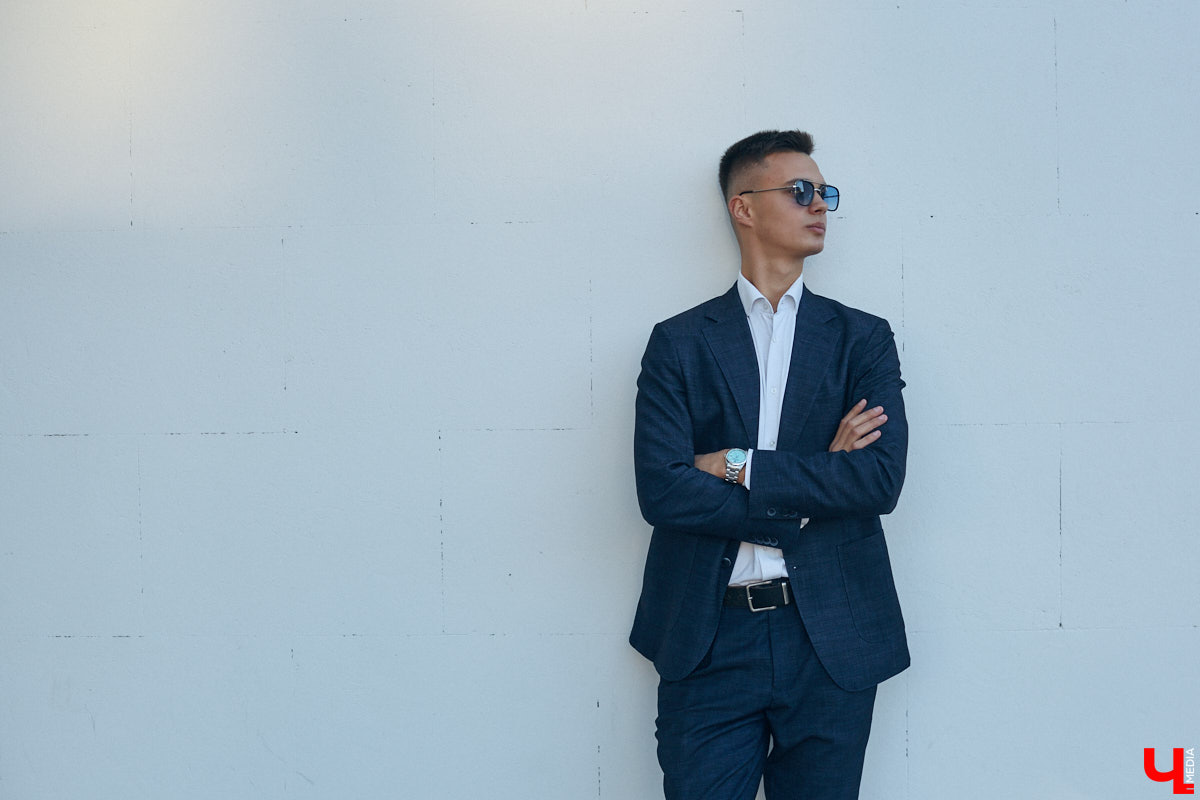 Многие слышали их голоса и даже подпевали ребятам, но не все знают, как вне сцены выглядят участники «Хора русской песни» Владимирского областного музыкального колледжа имени А. П. Бородина. А между тем победители популярного проекта на телеканале «Россия» достойны внимания. И рассказать о каждом можно немало. Они молодые, талантливые и красивые. Как герой нашей рубрики «Свой стиль» Семен Коньков.