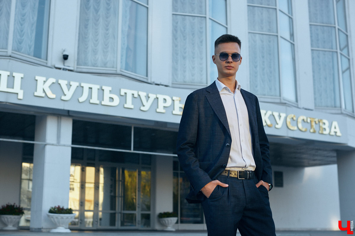 Многие слышали их голоса и даже подпевали ребятам, но не все знают, как вне сцены выглядят участники «Хора русской песни» Владимирского областного музыкального колледжа имени А. П. Бородина. А между тем победители популярного проекта на телеканале «Россия» достойны внимания. И рассказать о каждом можно немало. Они молодые, талантливые и красивые. Как герой нашей рубрики «Свой стиль» Семен Коньков.