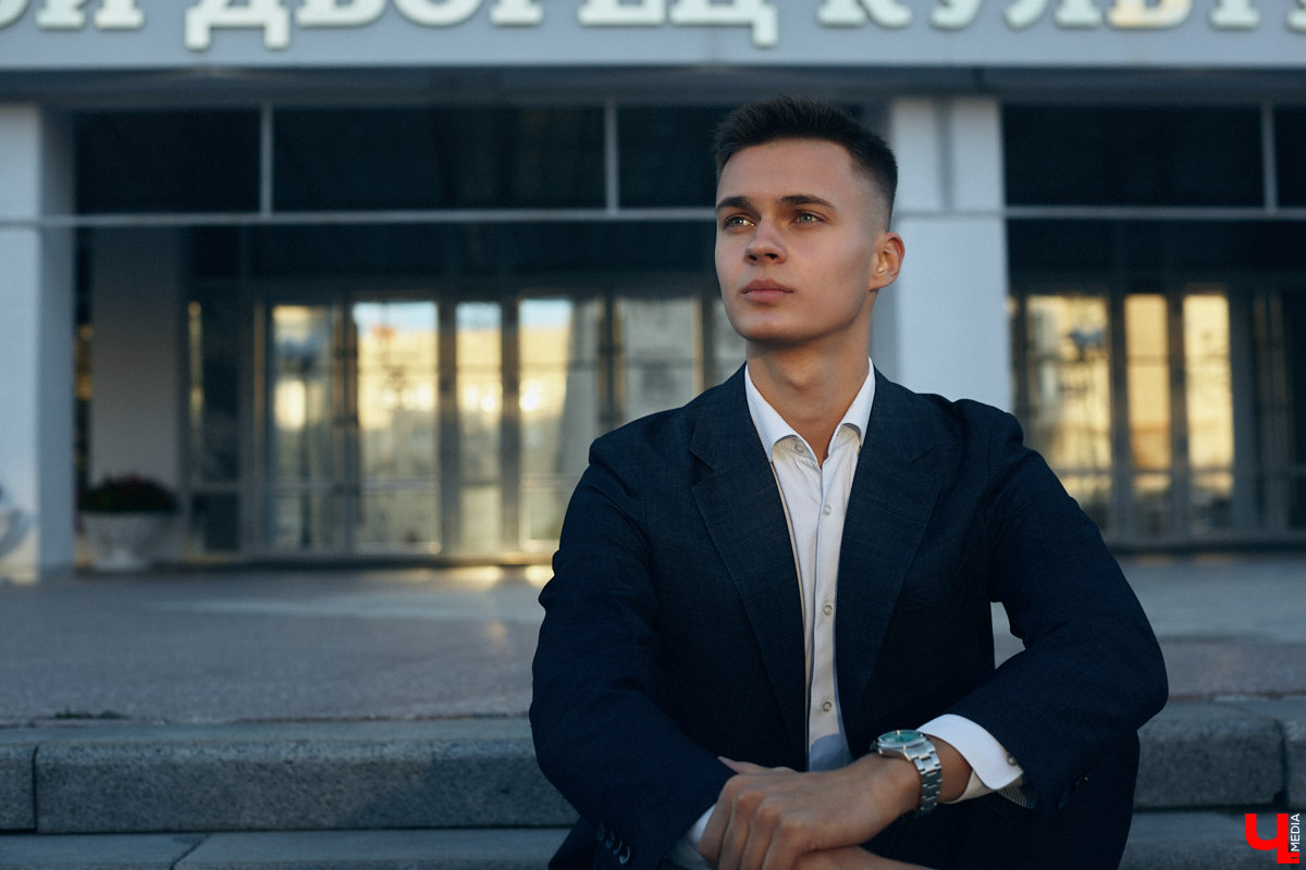 Многие слышали их голоса и даже подпевали ребятам, но не все знают, как вне сцены выглядят участники «Хора русской песни» Владимирского областного музыкального колледжа имени А. П. Бородина. А между тем победители популярного проекта на телеканале «Россия» достойны внимания. И рассказать о каждом можно немало. Они молодые, талантливые и красивые. Как герой нашей рубрики «Свой стиль» Семен Коньков.