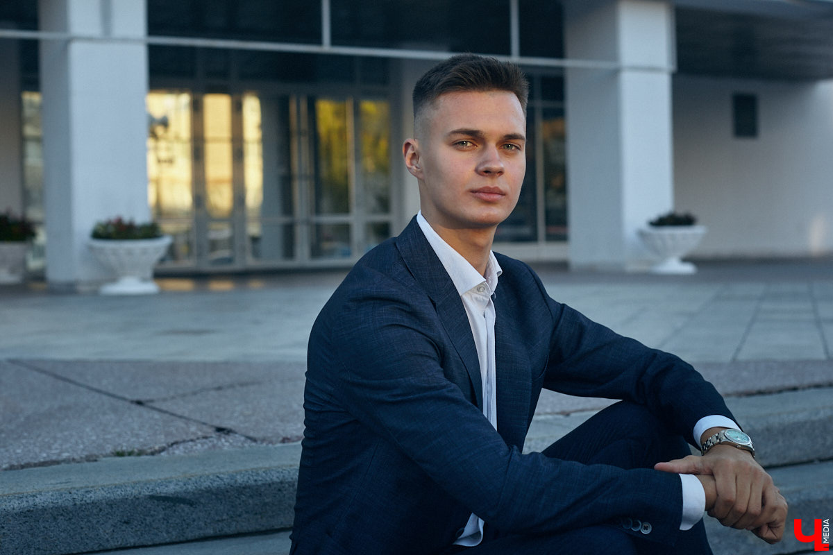 Многие слышали их голоса и даже подпевали ребятам, но не все знают, как вне сцены выглядят участники «Хора русской песни» Владимирского областного музыкального колледжа имени А. П. Бородина. А между тем победители популярного проекта на телеканале «Россия» достойны внимания. И рассказать о каждом можно немало. Они молодые, талантливые и красивые. Как герой нашей рубрики «Свой стиль» Семен Коньков.