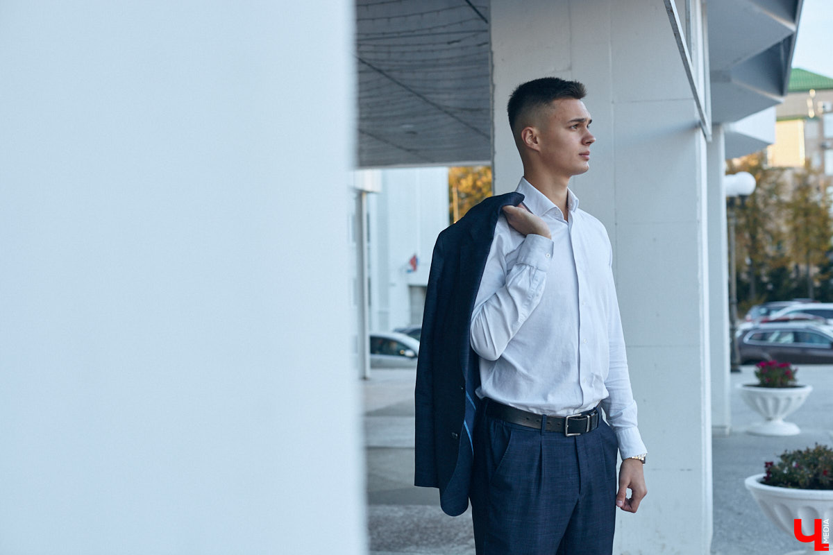 Многие слышали их голоса и даже подпевали ребятам, но не все знают, как вне сцены выглядят участники «Хора русской песни» Владимирского областного музыкального колледжа имени А. П. Бородина. А между тем победители популярного проекта на телеканале «Россия» достойны внимания. И рассказать о каждом можно немало. Они молодые, талантливые и красивые. Как герой нашей рубрики «Свой стиль» Семен Коньков.