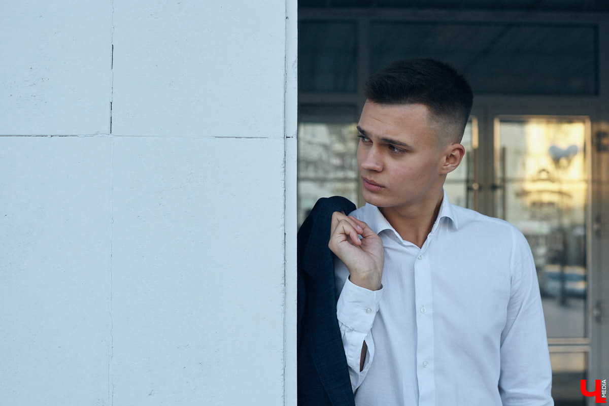 Многие слышали их голоса и даже подпевали ребятам, но не все знают, как вне сцены выглядят участники «Хора русской песни» Владимирского областного музыкального колледжа имени А. П. Бородина. А между тем победители популярного проекта на телеканале «Россия» достойны внимания. И рассказать о каждом можно немало. Они молодые, талантливые и красивые. Как герой нашей рубрики «Свой стиль» Семен Коньков.