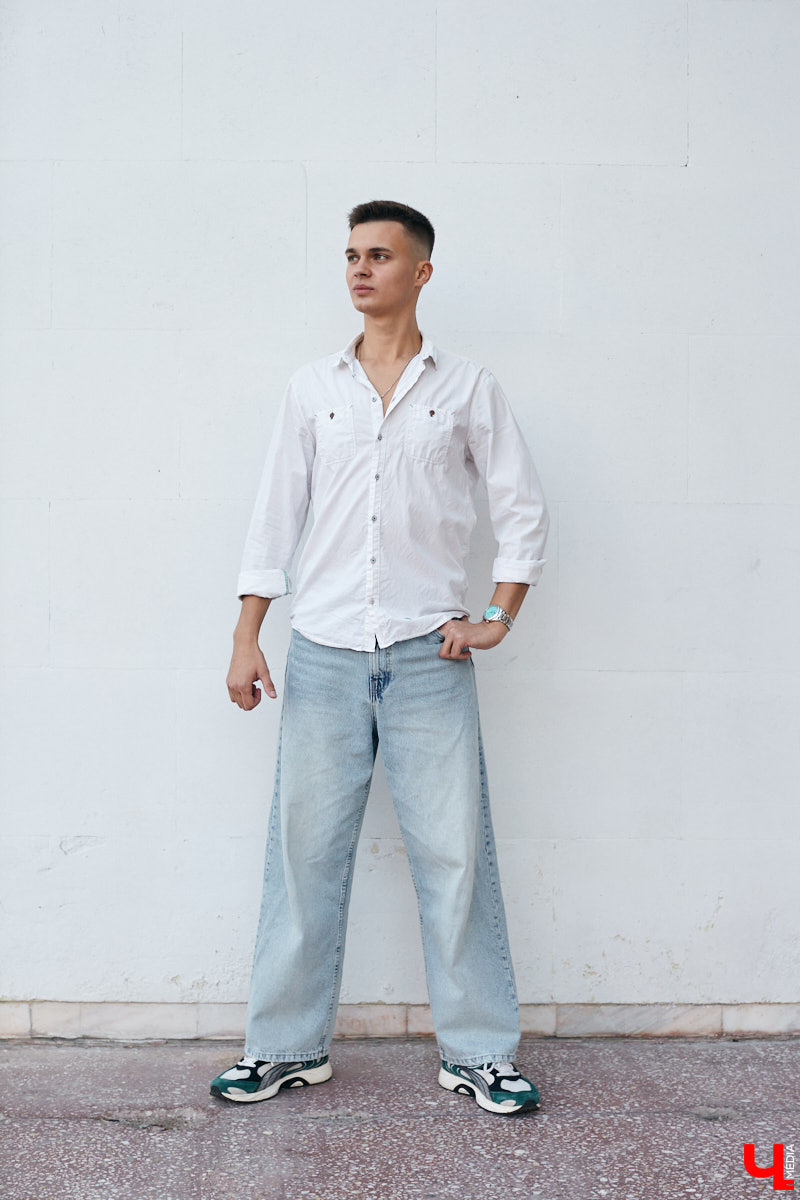 Многие слышали их голоса и даже подпевали ребятам, но не все знают, как вне сцены выглядят участники «Хора русской песни» Владимирского областного музыкального колледжа имени А. П. Бородина. А между тем победители популярного проекта на телеканале «Россия» достойны внимания. И рассказать о каждом можно немало. Они молодые, талантливые и красивые. Как герой нашей рубрики «Свой стиль» Семен Коньков.