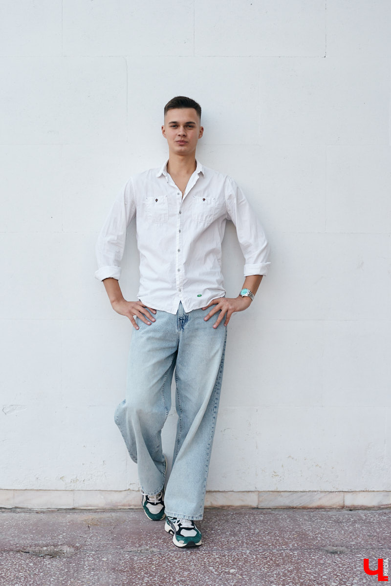 Многие слышали их голоса и даже подпевали ребятам, но не все знают, как вне сцены выглядят участники «Хора русской песни» Владимирского областного музыкального колледжа имени А. П. Бородина. А между тем победители популярного проекта на телеканале «Россия» достойны внимания. И рассказать о каждом можно немало. Они молодые, талантливые и красивые. Как герой нашей рубрики «Свой стиль» Семен Коньков.