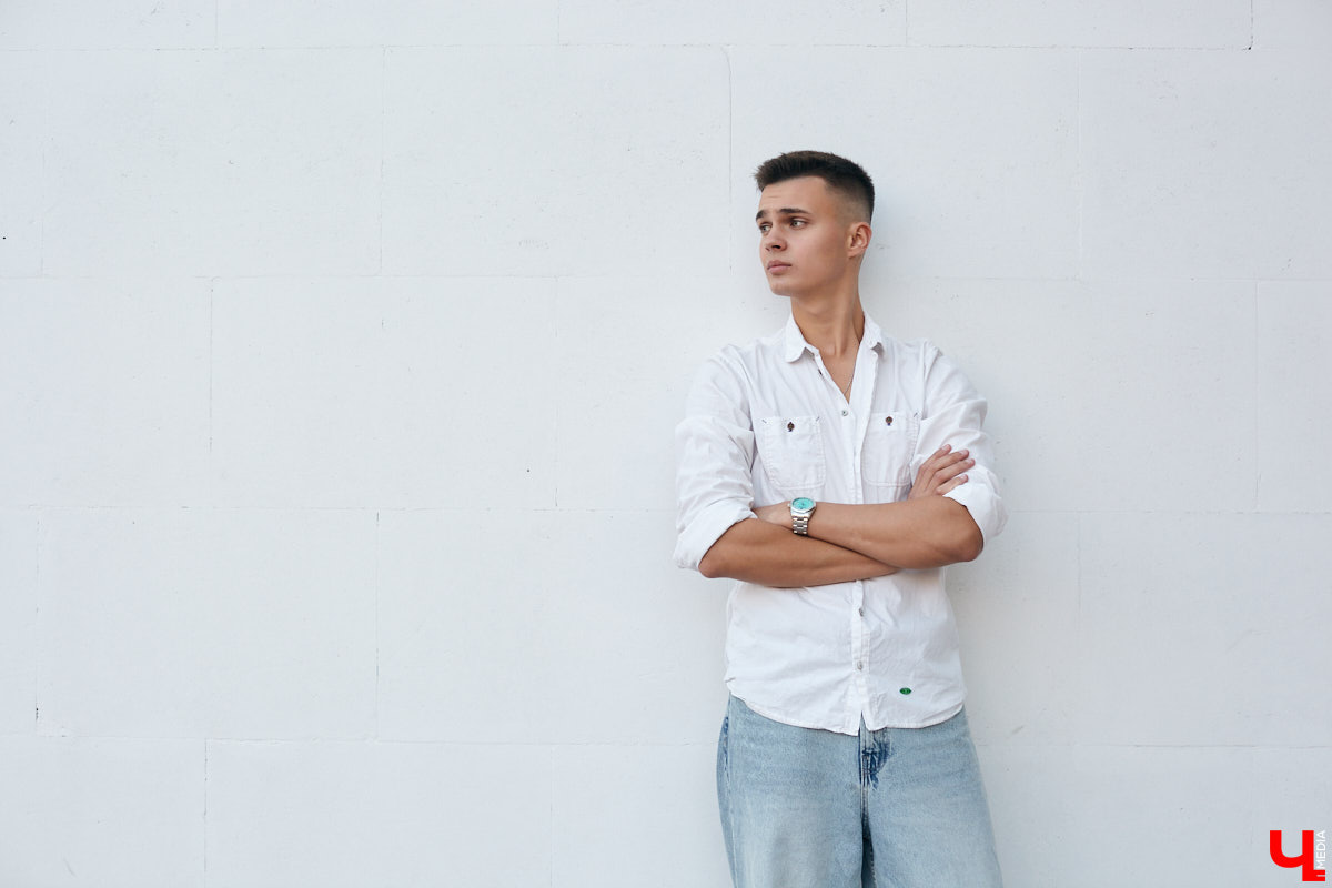 Многие слышали их голоса и даже подпевали ребятам, но не все знают, как вне сцены выглядят участники «Хора русской песни» Владимирского областного музыкального колледжа имени А. П. Бородина. А между тем победители популярного проекта на телеканале «Россия» достойны внимания. И рассказать о каждом можно немало. Они молодые, талантливые и красивые. Как герой нашей рубрики «Свой стиль» Семен Коньков.