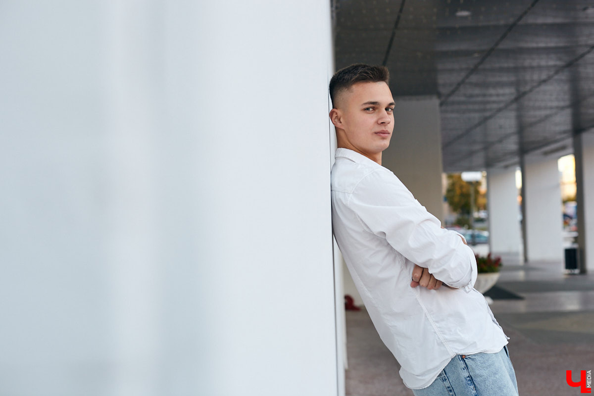 Многие слышали их голоса и даже подпевали ребятам, но не все знают, как вне сцены выглядят участники «Хора русской песни» Владимирского областного музыкального колледжа имени А. П. Бородина. А между тем победители популярного проекта на телеканале «Россия» достойны внимания. И рассказать о каждом можно немало. Они молодые, талантливые и красивые. Как герой нашей рубрики «Свой стиль» Семен Коньков.