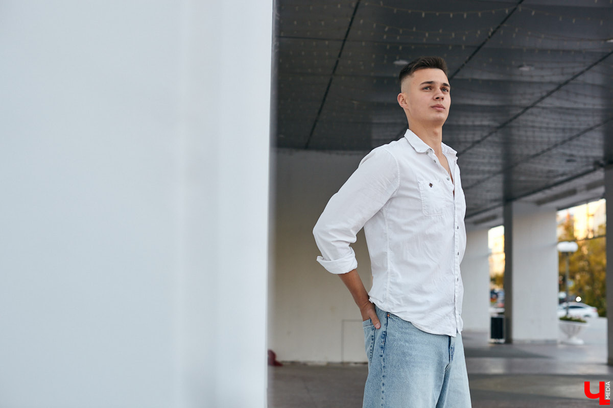 Многие слышали их голоса и даже подпевали ребятам, но не все знают, как вне сцены выглядят участники «Хора русской песни» Владимирского областного музыкального колледжа имени А. П. Бородина. А между тем победители популярного проекта на телеканале «Россия» достойны внимания. И рассказать о каждом можно немало. Они молодые, талантливые и красивые. Как герой нашей рубрики «Свой стиль» Семен Коньков.